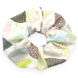 Chouchou cheveux en popeline de coton bio certifié GOTS, motifs feuilles délicats. Accessoire écoresponsable, doux et tendance.