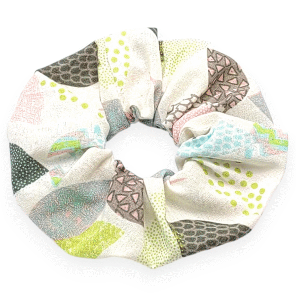 Chouchou cheveux en popeline de coton bio certifié GOTS, motifs feuilles délicats. Accessoire écoresponsable, doux et tendance.