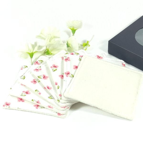 Découvrez mon Coffret de lingettes démaquillantes lavables en tissu de coton bio. Des carrés démaquillants parfait pour une femme écologique. Idée cadeau.