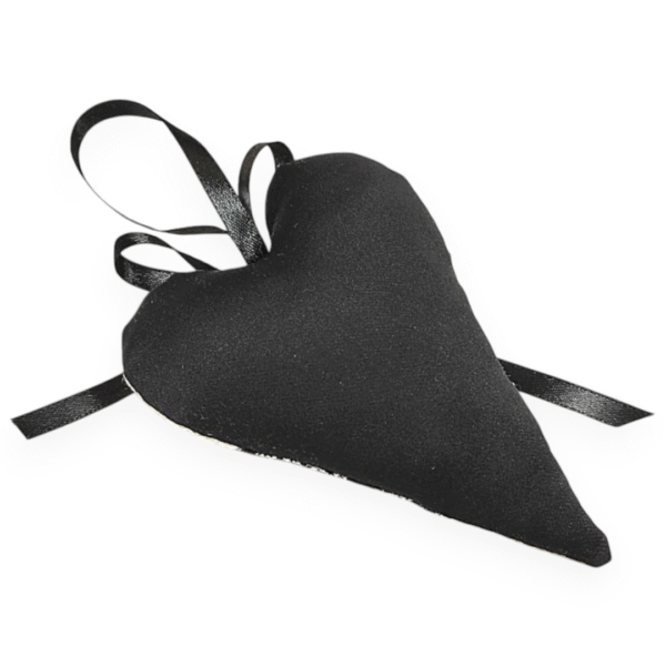 Offrez à votre intérieur ce coussin cœur déco en coton, suspendu par un ruban satiné noir. Moelleux, raffiné et facile d’entretien.