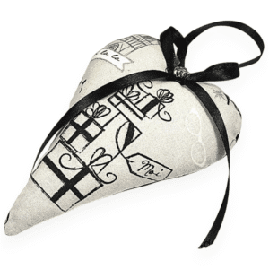 Offrez à votre intérieur ce coussin cœur déco en coton, suspendu par un ruban satiné noir. Moelleux, raffiné et facile d’entretien.