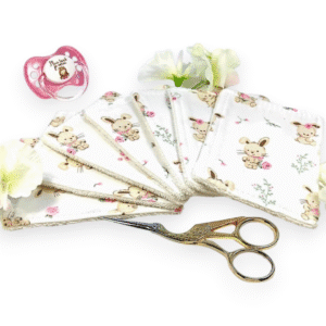 Lot de 7 lingettes bébé lavables en coton bio, douces et écologiques, pour une toilette respectueuse de la peau sensible de votre enfant.