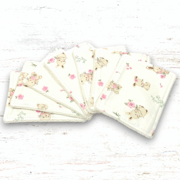 Lot de 7 lingettes bébé lavables en coton bio, douces et écologiques, pour une toilette respectueuse de la peau sensible de votre enfant.