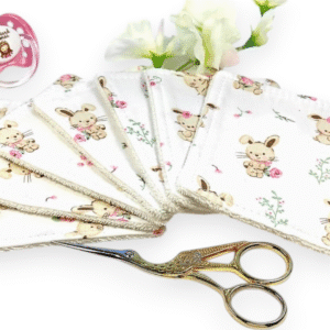 Lot de 7 lingettes bébé lavables en coton bio, douces et écologiques, pour une toilette respectueuse de la peau sensible de votre enfant.
