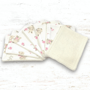 Lot de 7 lingettes bébé lavables en coton bio, douces et écologiques, pour une toilette respectueuse de la peau sensible de votre enfant.