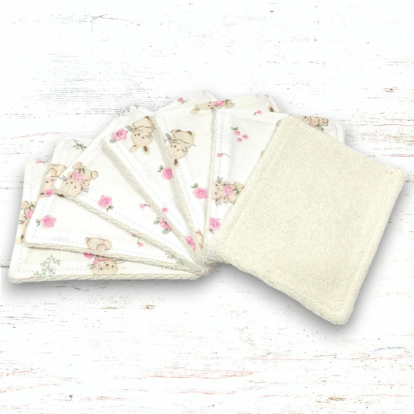 Lot de 7 lingettes bébé lavables en coton bio, douces et écologiques, pour une toilette respectueuse de la peau sensible de votre enfant.