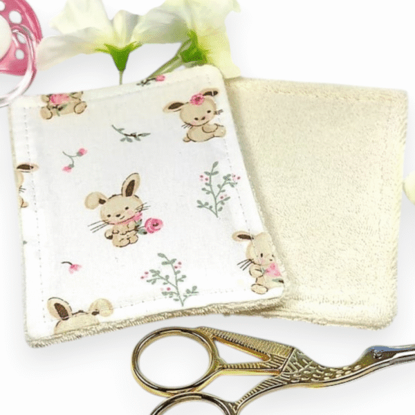 Lot de 7 lingettes bébé lavables en coton bio, douces et écologiques, pour une toilette respectueuse de la peau sensible de votre enfant.
