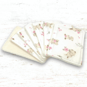 Lot de 7 lingettes bébé lavables en coton bio, douces et écologiques, pour une toilette respectueuse de la peau sensible de votre enfant.