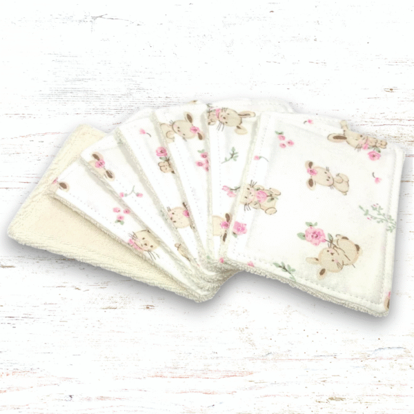 Lot de 7 lingettes bébé lavables en coton bio, douces et écologiques, pour une toilette respectueuse de la peau sensible de votre enfant.