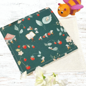 Lingettes bébé lavables en coton bio, douces et réutilisables. Idéales pour une toilette naturelle et respectueuse de la peau sensible de bébé.