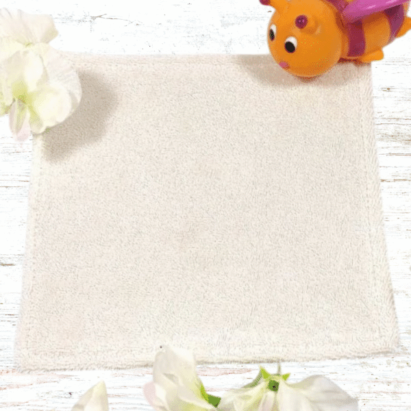 Lingettes bébé lavables en coton bio, douces et réutilisables. Idéales pour une toilette naturelle et respectueuse de la peau sensible de bébé.