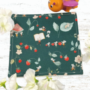 Lingettes bébé lavables en coton bio, douces et réutilisables. Idéales pour une toilette naturelle et respectueuse de la peau sensible de bébé.