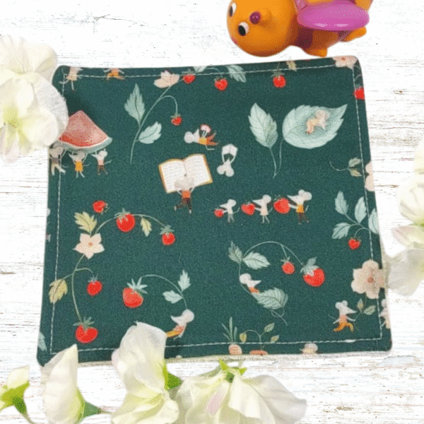 Lingettes bébé lavables en coton bio, douces et réutilisables. Idéales pour une toilette naturelle et respectueuse de la peau sensible de bébé.