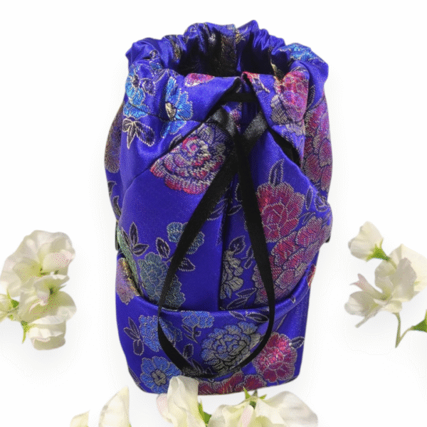 Découvrez mon pochon Japonais origami en tissu réfléchissant, alliant tradition et modernité pour une organisation élégante.