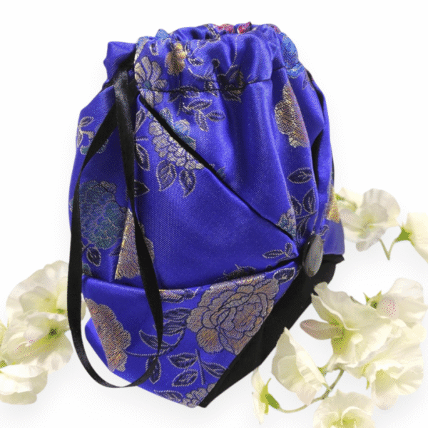 Découvrez mon pochon Japonais origami en tissu réfléchissant, alliant tradition et modernité pour une organisation élégante.