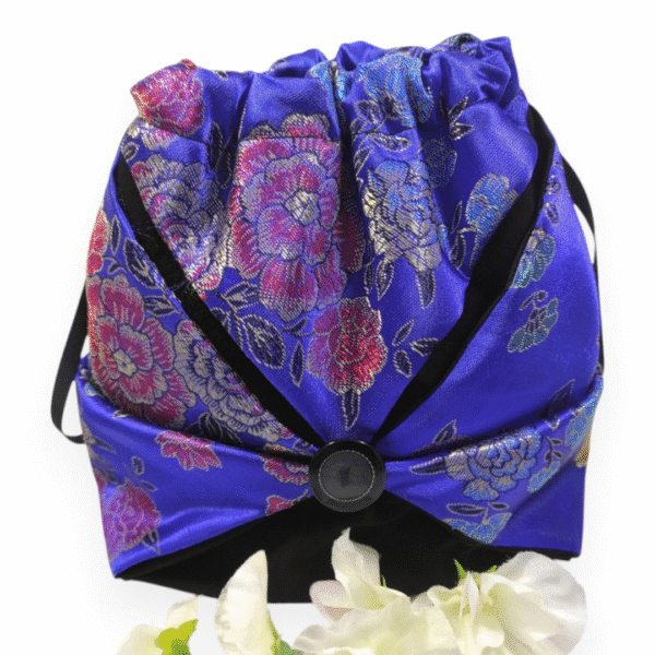 Découvrez mon pochon Japonais origami en tissu réfléchissant, alliant tradition et modernité pour une organisation élégante.