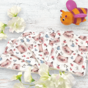 Lot de 5 lingettes bébé lavables en coton bio, motif Kitty Polka Dots. Douces, écologiques et réutilisables pour les soins quotidiens.