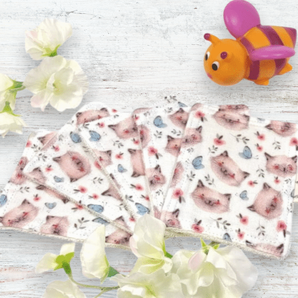 Lot de 5 lingettes bébé lavables en coton bio, motif Kitty Polka Dots. Douces, écologiques et réutilisables pour les soins quotidiens.