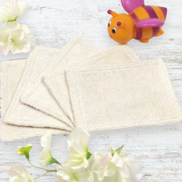 Lot de 5 lingettes bébé lavables en coton bio, motif Kitty Polka Dots. Douces, écologiques et réutilisables pour les soins quotidiens.