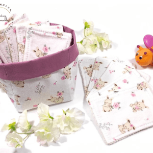 Voici un joli Coffret cadeau pour Bébé en coton biologique, éco-responsable utile et original à offrir qui plaira à coup sûr aux finitions soignées ou tout simplement pour le bien être de votre bébé. Ce Coffret cadeau pour Bébé en coton biologique comprend : 10 lingettes pour bébé douces, très souples et moelleuses, 1 panière de rangement. 100 % coton biologique certifié GOTS