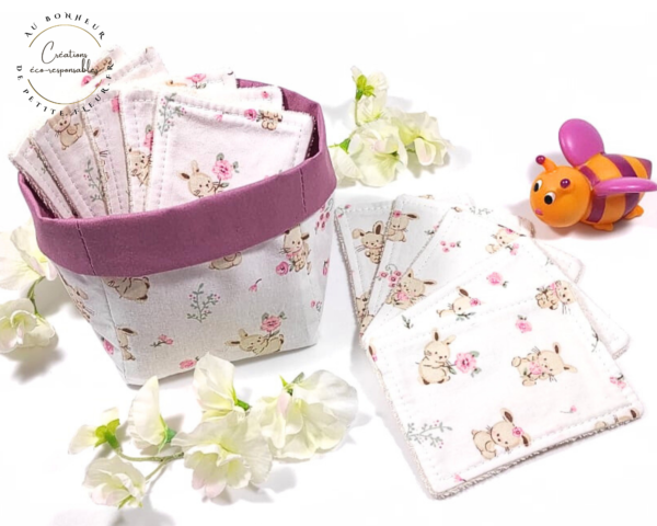 Voici un joli Coffret cadeau pour Bébé en coton biologique, éco-responsable utile et original à offrir qui plaira à coup sûr aux finitions soignées ou tout simplement pour le bien être de votre bébé. Ce Coffret cadeau pour Bébé en coton biologique comprend : 10 lingettes pour bébé douces, très souples et moelleuses, 1 panière de rangement. 100 % coton biologique certifié GOTS