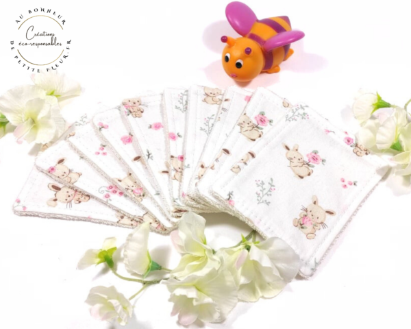 Voici un joli Coffret cadeau pour Bébé en coton biologique, éco-responsable utile et original à offrir qui plaira à coup sûr aux finitions soignées ou tout simplement pour le bien être de votre bébé. Ce Coffret cadeau pour Bébé en coton biologique comprend : 10 lingettes pour bébé douces, très souples et moelleuses, 1 panière de rangement. 100 % coton biologique certifié GOTS