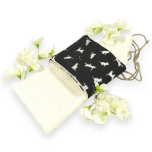 Pochette savon solide « Chat » – Étui écologique et pratique pour vos cosmétiques solides en voyage Pochette savon solide "Chat" en coton et éponge, idéale pour transporter vos cosmétiques solides en voyage. Zéro déchet et fabriquée en France.