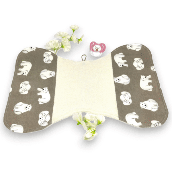 Protège épaule bébé en coton bio certifié GOTS, de forme ergonomique. Doux, absorbant et écologique, idéal pour éviter les régurgitations.