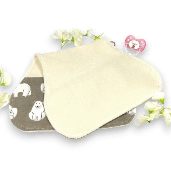 Protège épaule bébé en coton bio certifié GOTS, de forme ergonomique. Doux, absorbant et écologique, idéal pour éviter les régurgitations.