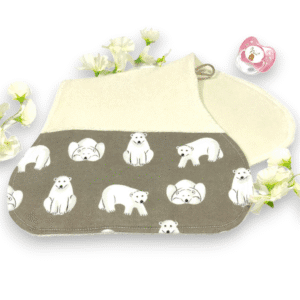 Protège épaule bébé en coton bio certifié GOTS, de forme ergonomique. Doux, absorbant et écologique, idéal pour éviter les régurgitations.