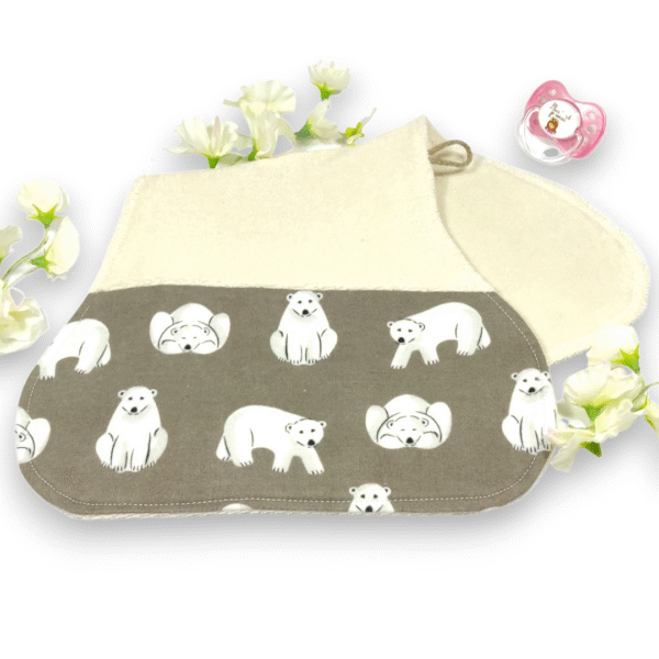 Protège épaule bébé en coton bio certifié GOTS, de forme ergonomique. Doux, absorbant et écologique, idéal pour éviter les régurgitations.