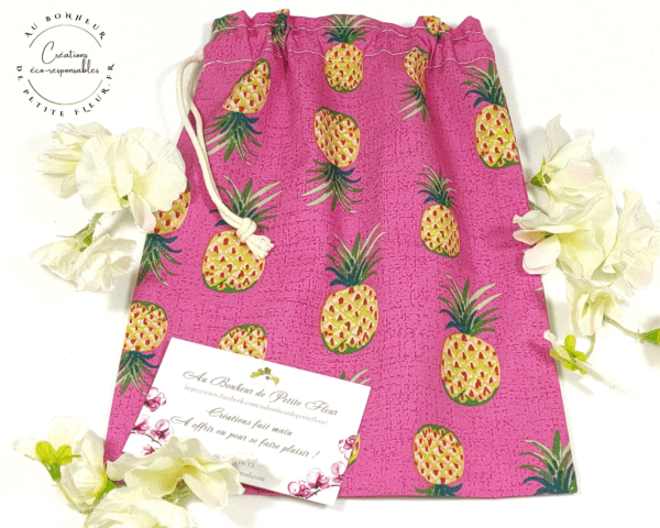 Voici une alternative aux sacs en plastique, le sac à vrac en tissu est pratique et éco-responsable. En coton biologique, il vous permet de transporter facilement et en toute sécurité vos fruits et légumes mais aussi vos légumineuses et céréales diverses. En coton biologique certifié GOTS, Exempt de traces de produits chimiques, Etoffe solide et durable.