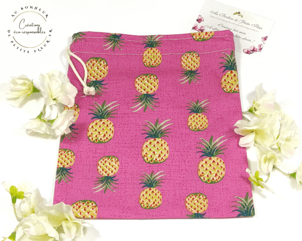 Voici une alternative aux sacs en plastique, le sac à vrac en tissu est pratique et éco-responsable. En coton biologique, il vous permet de transporter facilement et en toute sécurité vos fruits et légumes mais aussi vos légumineuses et céréales diverses. En coton biologique certifié GOTS, Exempt de traces de produits chimiques, Etoffe solide et durable.