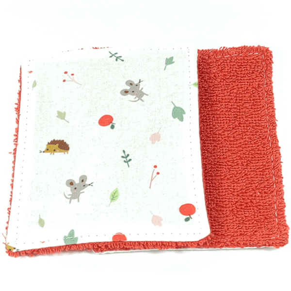 Venez découvrir le Papier Toilette en tissu de coton bio "rouille" lavable et réutilisable. Il est plus doux et plus absorbant que le papier ordinaire.