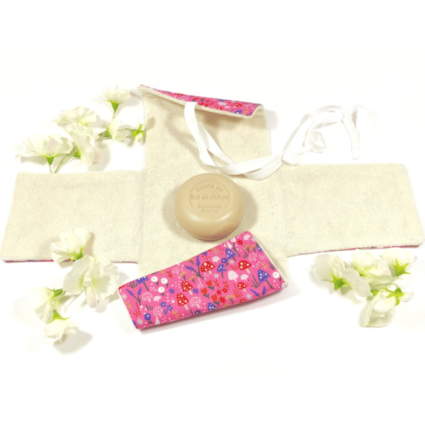 Découvrez ma Pochette à savon en coton biologique rose, parfaite pour transporter vos cosmétiques solides lors de vos voyages ou vacances.