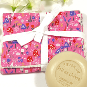 Découvrez ma Pochette à savon en coton biologique rose, parfaite pour transporter vos cosmétiques solides lors de vos voyages ou vacances.