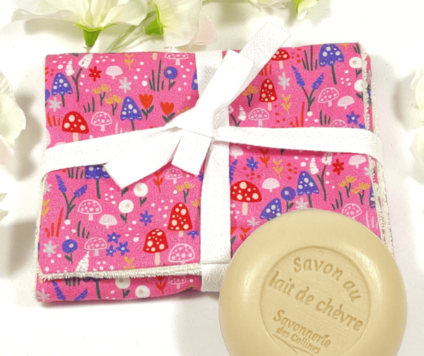 Découvrez ma Pochette à savon en coton biologique rose, parfaite pour transporter vos cosmétiques solides lors de vos voyages ou vacances.