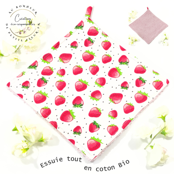 Pour une cuisine zéro déchet avec le l'Essuie tout en tissu bio «Fraises» lavable et réutilisable !!! L'Essuie tout en tissu bio «Fraises» sera indispensable dans votre cuisine zéro déchet. Les essuie-tout sont doux et absorbantes, Idéaux pour les plaques de cuisson (plus aucune trace), Pratique pour égoutter les petits fruits du jardin, Et incontournable pour essuyer la table ou le plan de travail… l’éponge en filet offre un effet grattant pour les assiettes, casseroles et plats… l’éponge douce pour nettoyer en douceur.