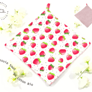 Pour une cuisine zéro déchet avec le l'Essuie tout en tissu bio «Fraises» lavable et réutilisable !!! L'Essuie tout en tissu bio «Fraises» sera indispensable dans votre cuisine zéro déchet. Les essuie-tout sont doux et absorbantes, Idéaux pour les plaques de cuisson (plus aucune trace), Pratique pour égoutter les petits fruits du jardin, Et incontournable pour essuyer la table ou le plan de travail… l’éponge en filet offre un effet grattant pour les assiettes, casseroles et plats… l’éponge douce pour nettoyer en douceur.