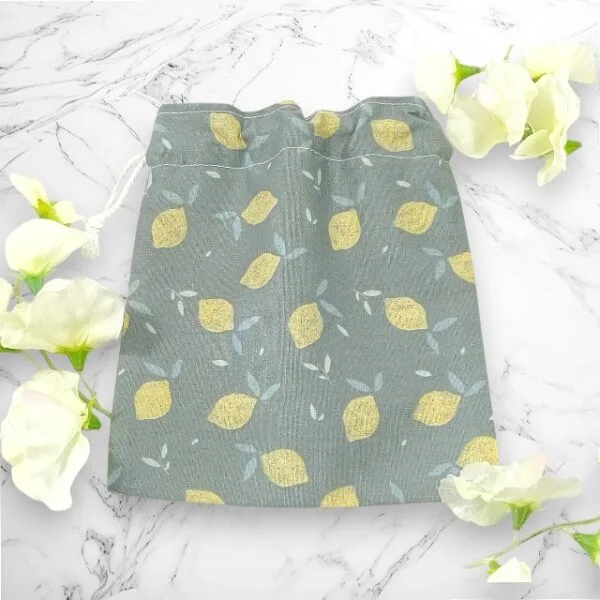 Découvrez notre sac à vrac en coton bio certifié GOTS. Durable, lavable et réutilisable, idéal pour des courses zéro déchet au quotidien.