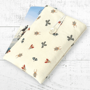 Pochette en coton bio pour livre de poche ou liseuse 6 pouces. Élégante, écologique et pratique pour vos lectures nomades.