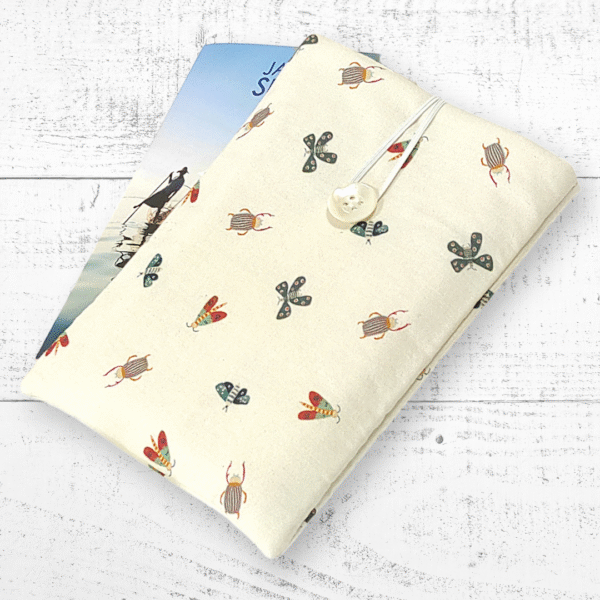 Pochette en coton bio pour livre de poche ou liseuse 6 pouces. Élégante, écologique et pratique pour vos lectures nomades.