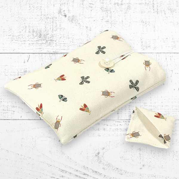 Pochette en coton bio pour livre de poche ou liseuse 6 pouces. Élégante, écologique et pratique pour vos lectures nomades.