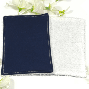 Venez découvrir le Papier toilette Blue Navy en tissu Biologique lavable et réutilisable. Il est plus doux et plus absorbant que le papier ordinaire.