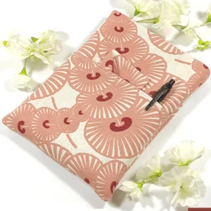 Cette Pochette à livre de poche Parasol est parfaite pour protéger votre livre et pour l'emporter sans l'abîmer.