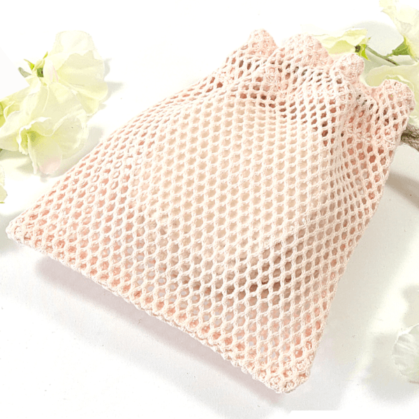 Ce Filet de lavage rose en coton Biologique permet de rassembler vos Lingettes et Disques démaquillants ou vos Lingettes bébé pour les passer en machine à lavé.
