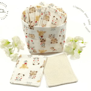 Ce Coffret cadeau pour bébé avec ses Lingettes et sa panière en coton biologique est un joli cadeau de naissance à offrir aux finitions soignées qui plaira à coup sûr !!! Ce Coffret cadeau pour Bébé en coton biologique comprend : 10 lingettes pour bébé douces, très souples et moelleuses, Elles sont réalisées dans une Popeline de qualité et un micro éponge parfaitement adapté pour les soins des bébés.  1 panière de rangement, 100 % coton biologique certifié GOTS.