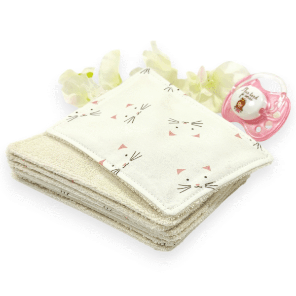 Lingettes bébé lavables en coton biologique avec motifs chats. Douces, écologiques et réutilisables, idéales pour les soins quotidiens.