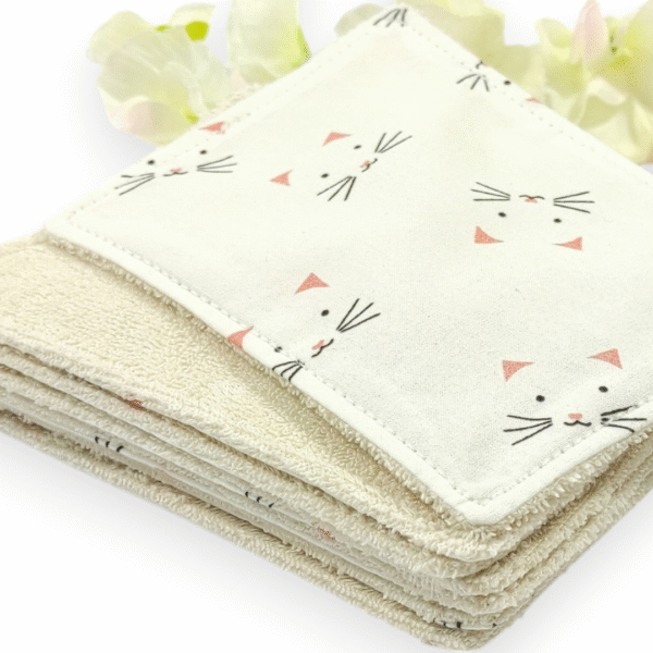 Lingettes bébé lavables en coton biologique avec motifs chats. Douces, écologiques et réutilisables, idéales pour les soins quotidiens.