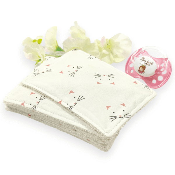 Lingettes bébé lavables en coton biologique avec motifs chats. Douces, écologiques et réutilisables, idéales pour les soins quotidiens.